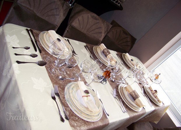 Table blanc et beige